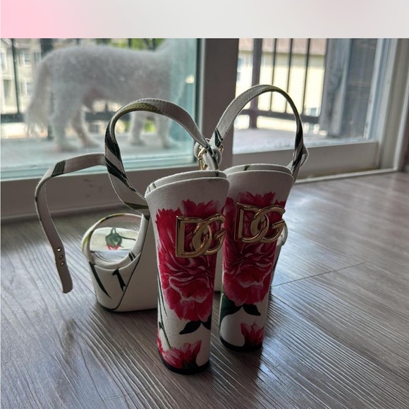 DOLCE AND GABANNA
PLATFORM HEELS - Picture 4 of 4